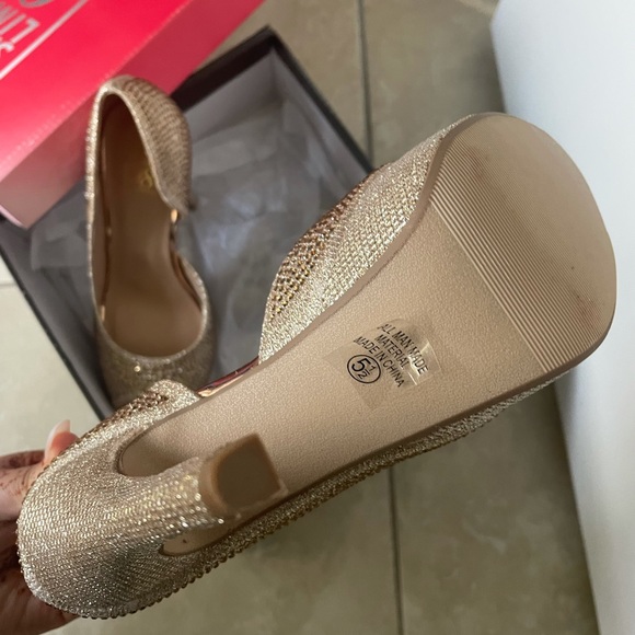 Golden heels - Picture 5 of 5